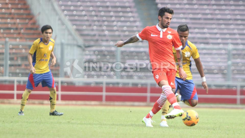 Pemain tengah Persija Jakarta Stefano Lilipaly dibayangi ketat oleh gelandang Barito Putera Manahati Lestusen pada laga uji coba di Stadion Utama Gelora Bung Karno (SUGBK) Senayan, Jakarta, Rabu (4/2/15).